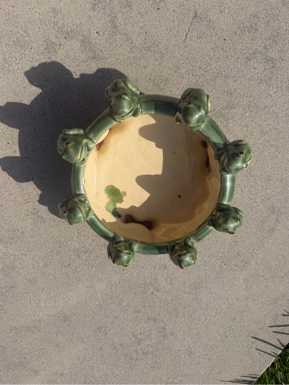 Vintage Majolica Frogs on Lily Pad Planter - Picture 10 of 12